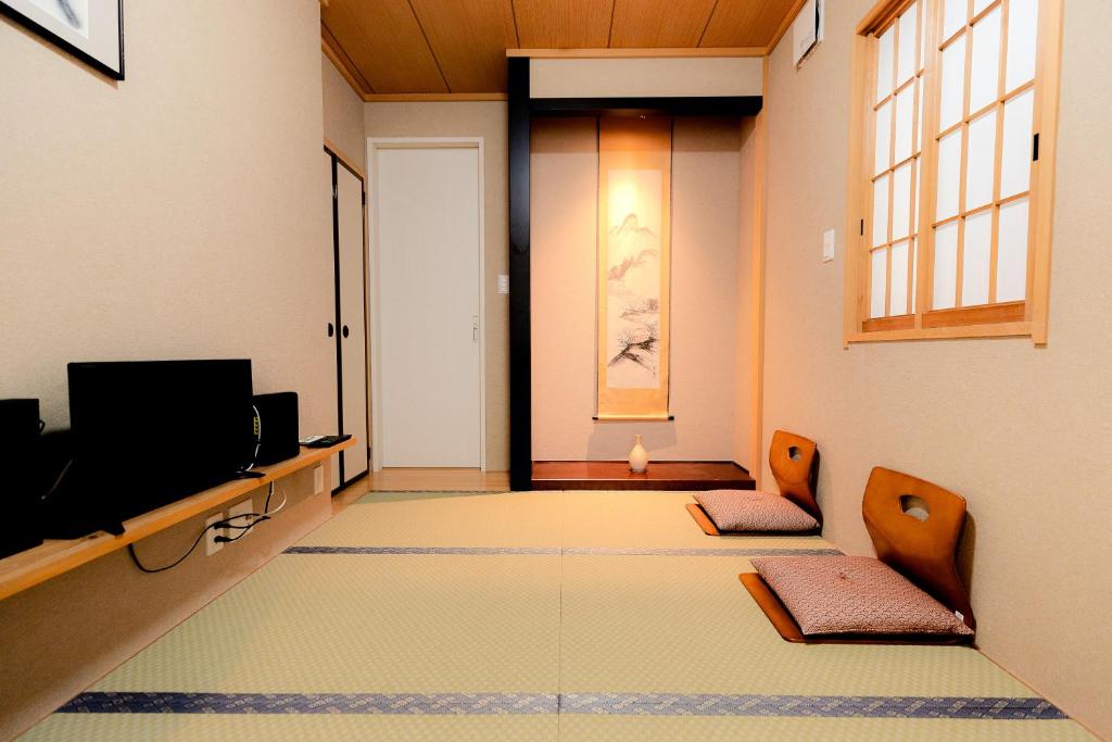 un corridoio con TV e sedie in una stanza di 和縁WAEN SKYTREE a Tokyo