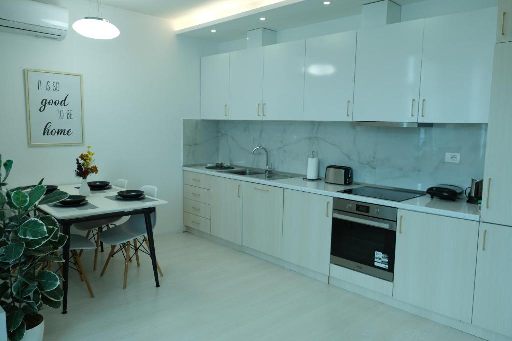 Modern Apartment at Train Station - Image 9
