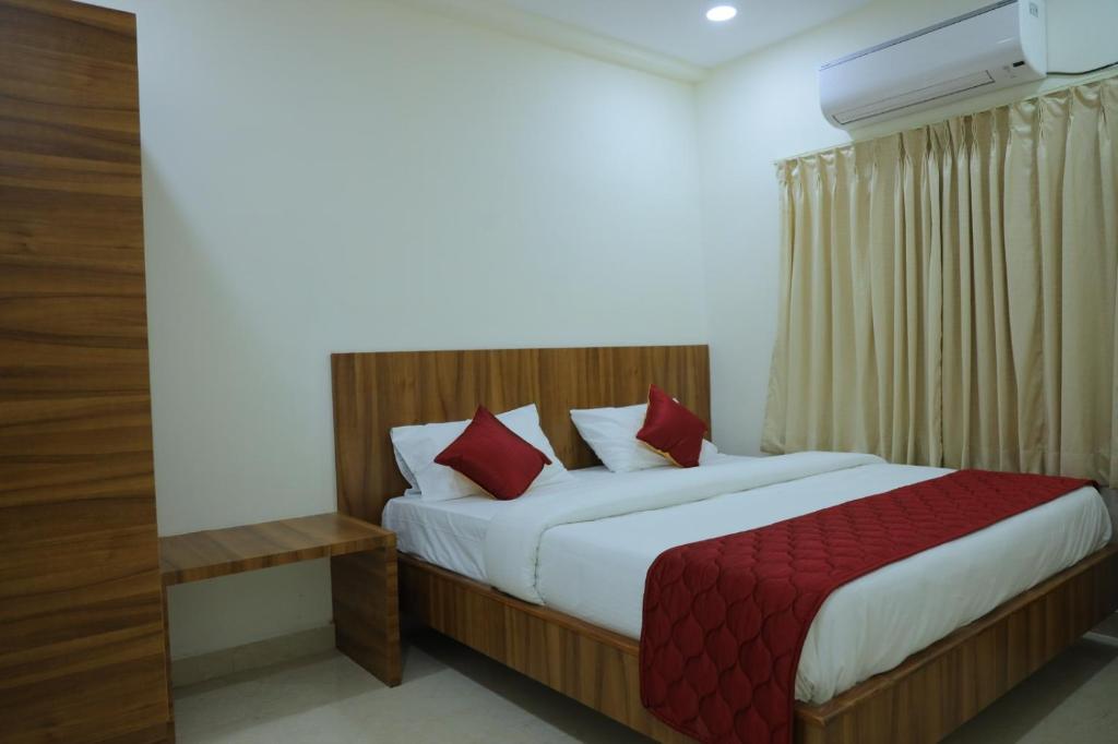 Postel nebo postele na pokoji v ubytování Padma Homes Stay- Luxury Service Apartment 1BHK & 2BHK & 3BHK