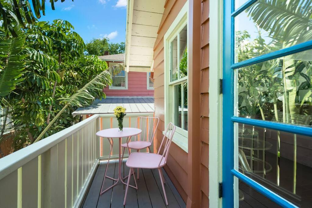 uma varanda com uma mesa e cadeiras e uma janela em The Julia Place Carriage House em Sarasota