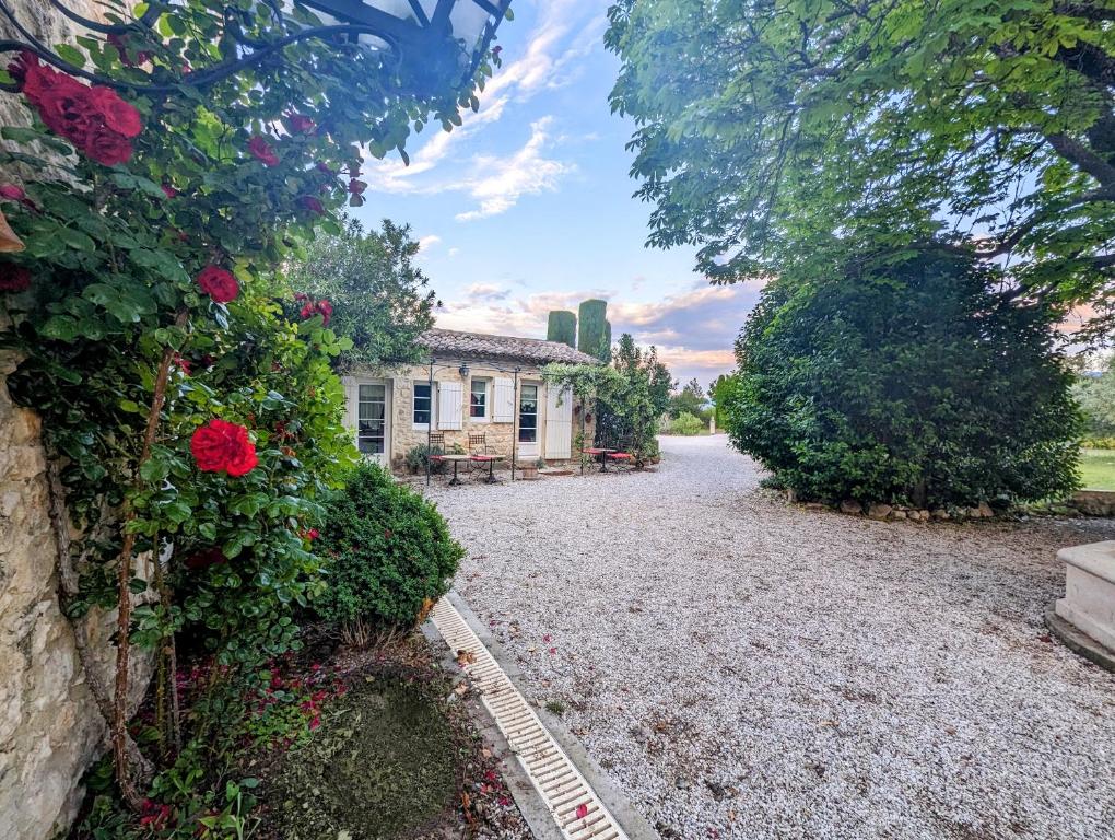 una casa con un vialetto e dei fiori davanti di Gîte Petit Luberon chez Manon en Luberon a Lagnes