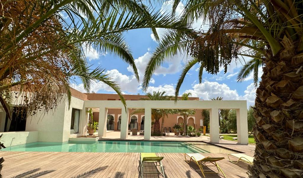 Villa con piscina y palmeras en Les Jardins de Kesali, en Marrakech