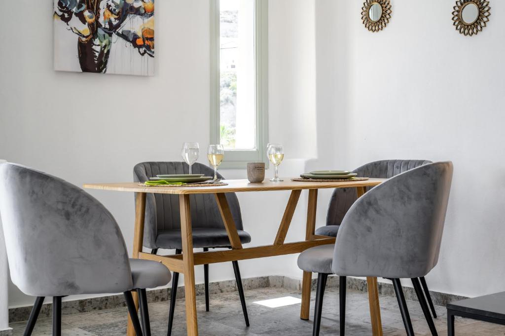 Foto dalla galleria di Geminos Complex Villas a Kamari