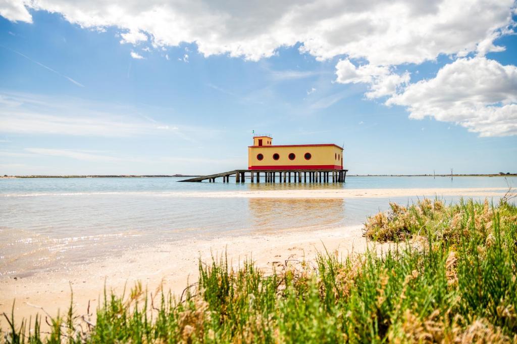 - un bâtiment sur la plage à côté de l'eau dans l'établissement Ria Mar Fuzeta Apartments, à Fuzeta