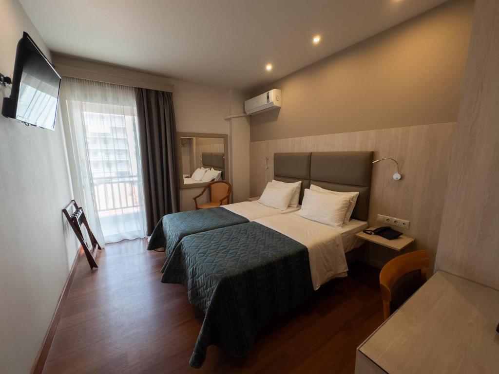 Postel nebo postele na pokoji v ubytování Anemoni Piraeus Hotel