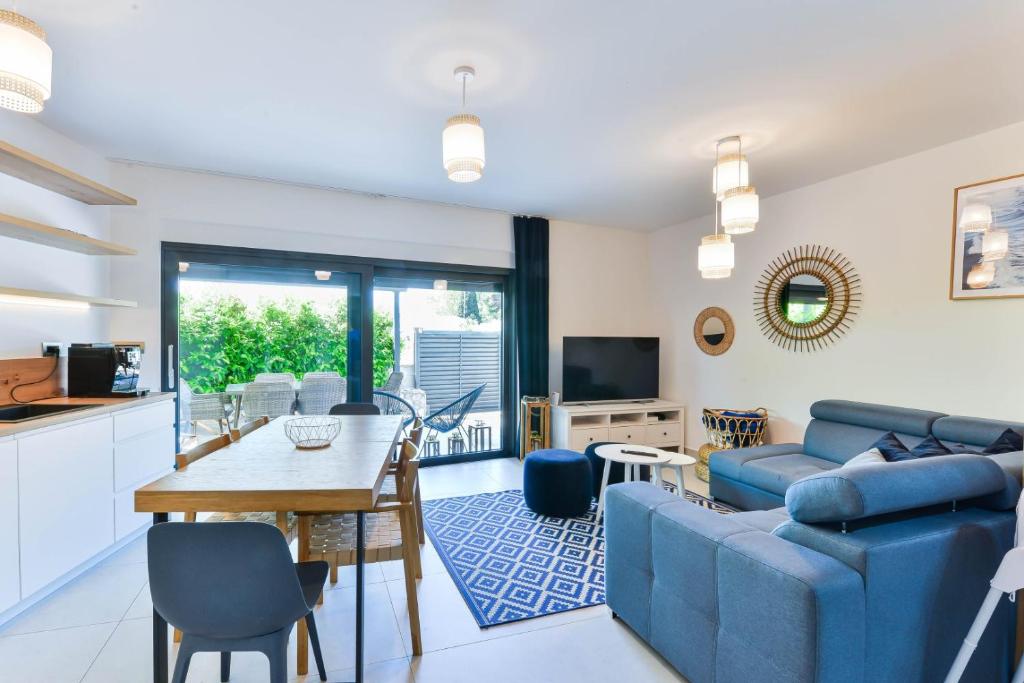 ein Wohnzimmer mit einem blauen Sofa und einem Tisch in der Unterkunft CROWONDER Adriatic Premium Villa Vodice near the Beach in Vodice