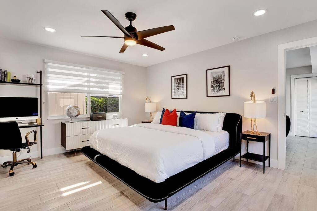 1 dormitorio con 1 cama y ventilador de techo en Oceana @ Casa Del Sol en Fort Lauderdale