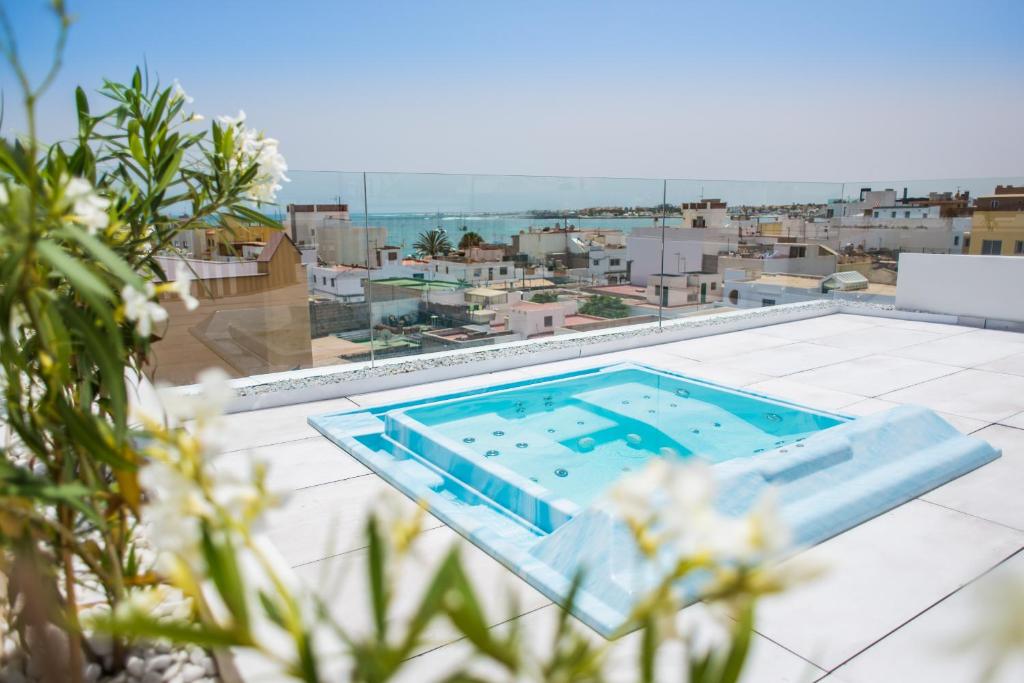 una piscina en la azotea de un edificio en Hotel Vacanzy Urban Boutique Adults Only en Corralejo