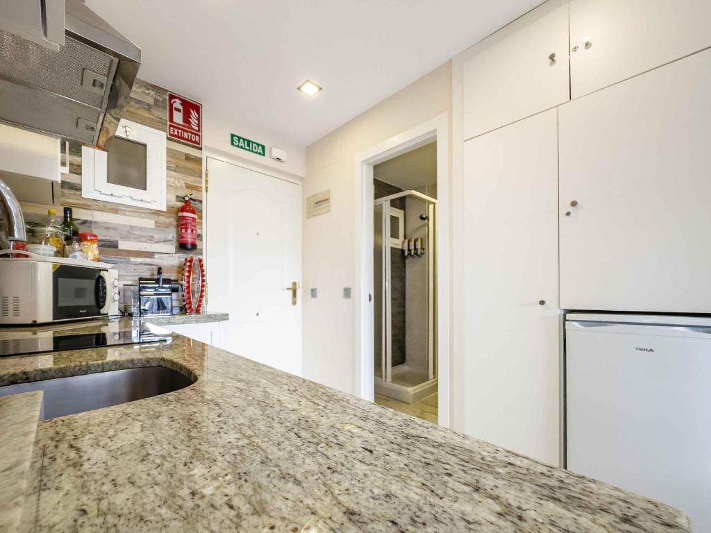 Kuchyň nebo kuchyňský kout v ubytování Sun Coast Benalmádena -- Superb studio with 4 pools, gardens & breakfast
