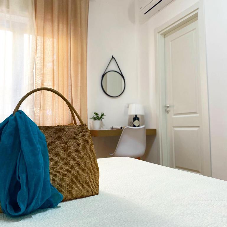 - une chambre avec un lit avec un porte-monnaie et un miroir dans l'établissement La Maison Derrière, à Tropea
