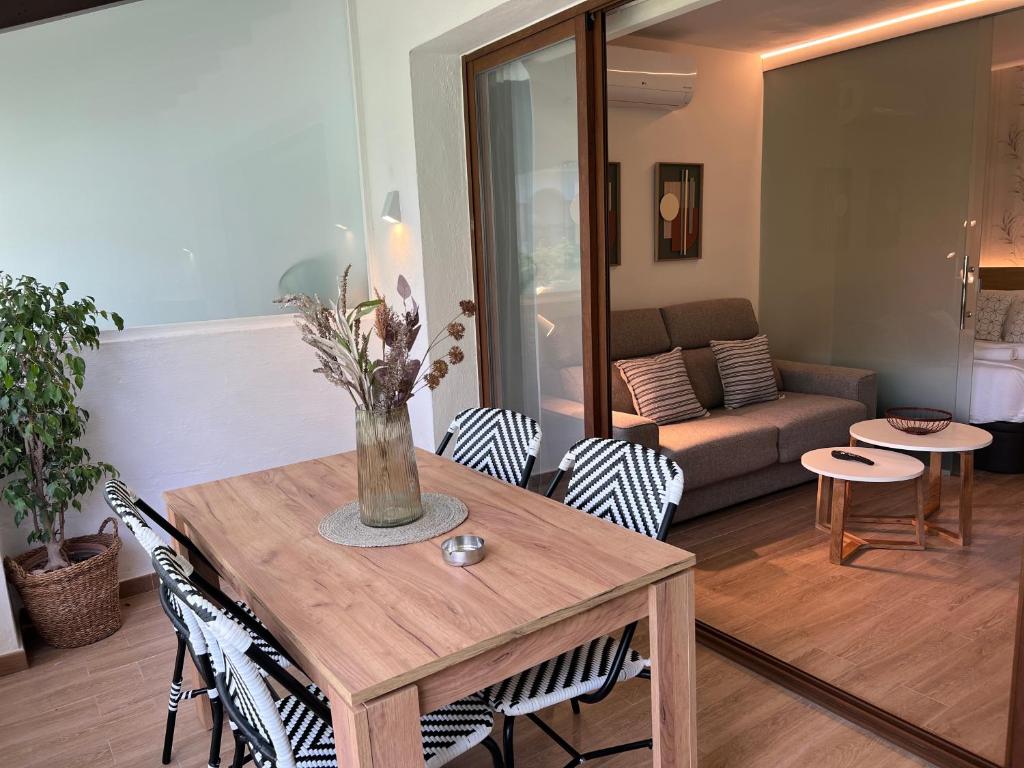 Posedenie v ubytovaní HORTENSIA Suite Puerto Banus