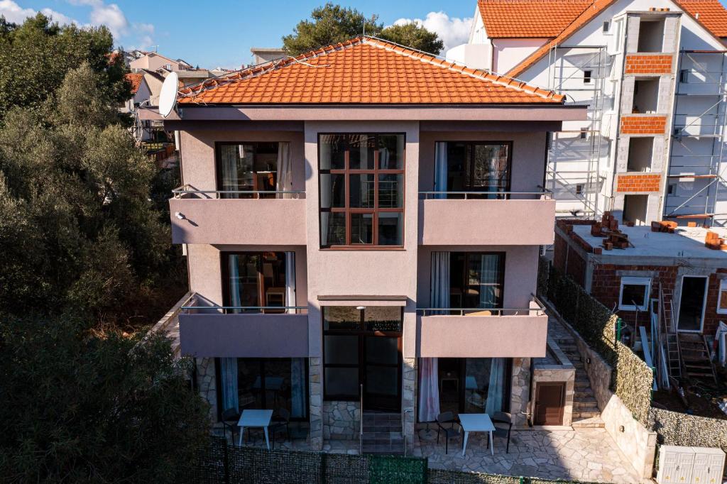 ein Apartmenthaus mit orangefarbenem Dach in der Unterkunft Apartments Svetlana in Tivat