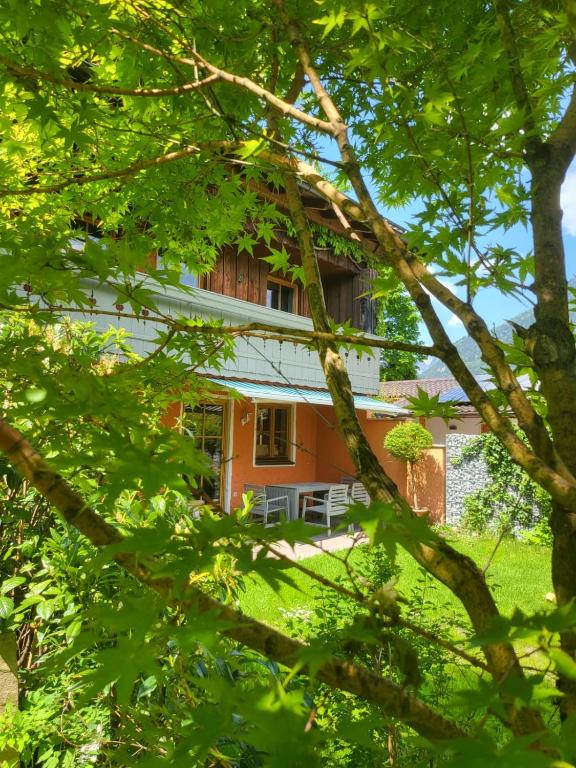 a house seen through the leaves of trees at Ferienwohnungen beim Silbergersee in Oberaudorf