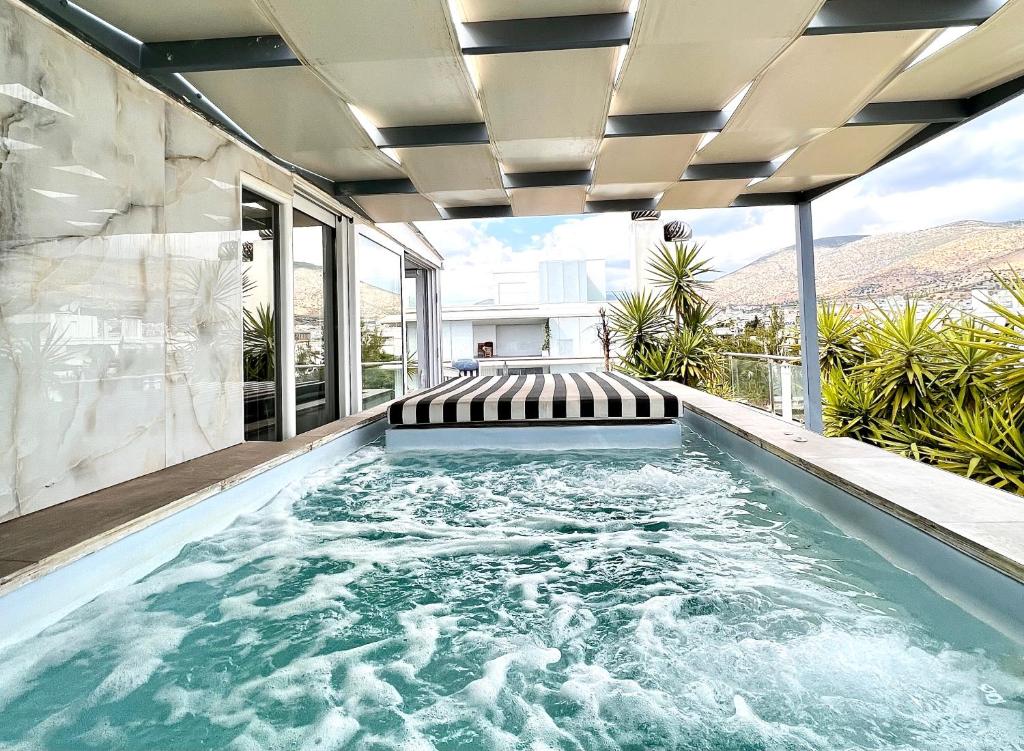 - une piscine au milieu d'une maison dans l'établissement CityCenter Penthouse mini Private Pool with Hydromassage and Great Town View, à Athènes