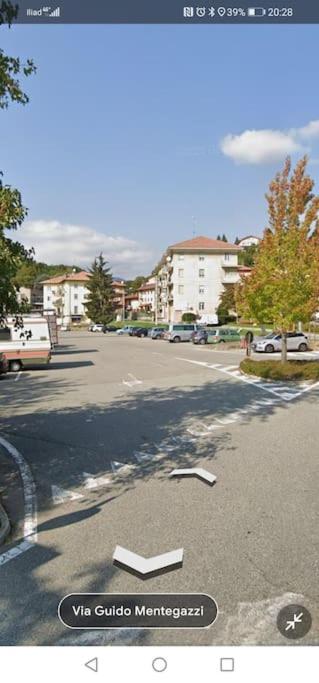 zdjęcie ulicy ze znakiem ulicznym na drodze w obiekcie A casa di Fabio w mieście Biella