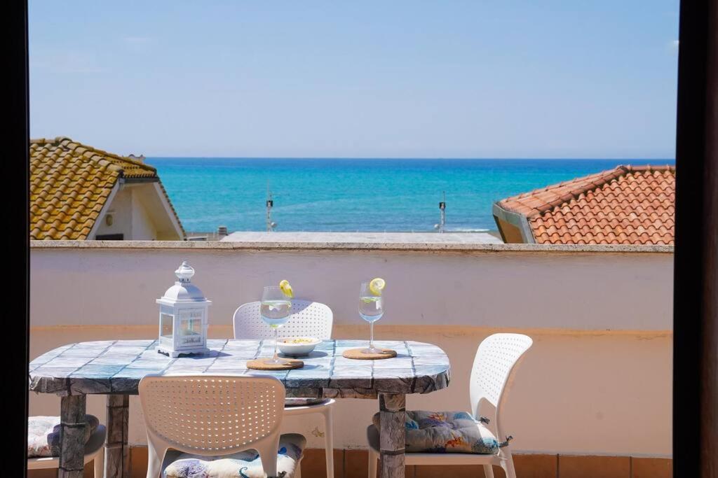 una mesa y sillas con vistas al océano en Terrazza Marina, en Torre di Montalto