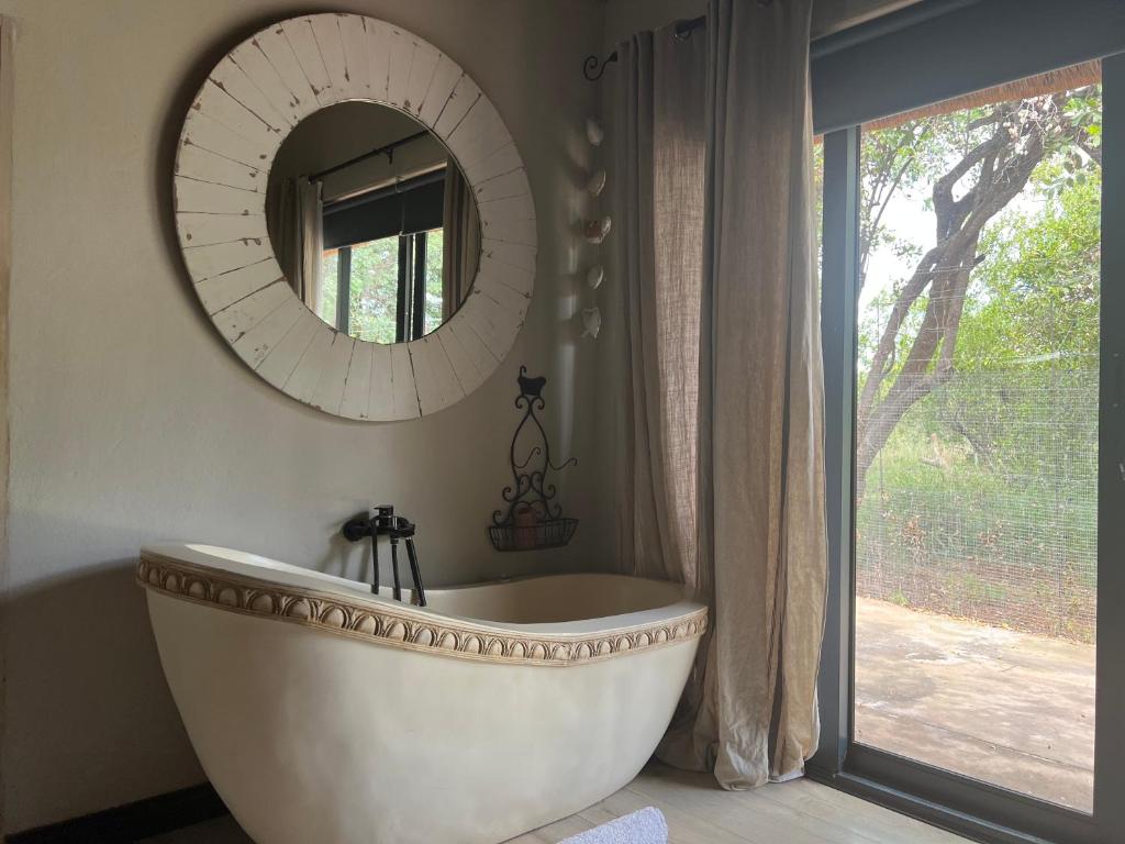 Vonios kambarys apgyvendinimo įstaigoje Simba Safaris African Pride Exotic Lodge