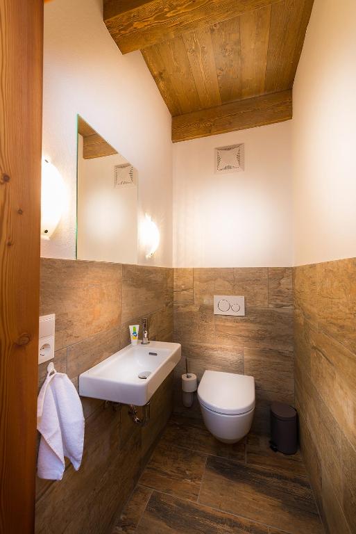 A bathroom at Lehenriedl Chalet