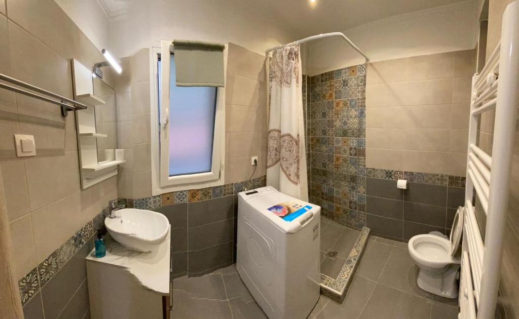 Baño pequeño con aseo y lavamanos en Ifestionos 2-Bedroom Apartment, en Tesalónica