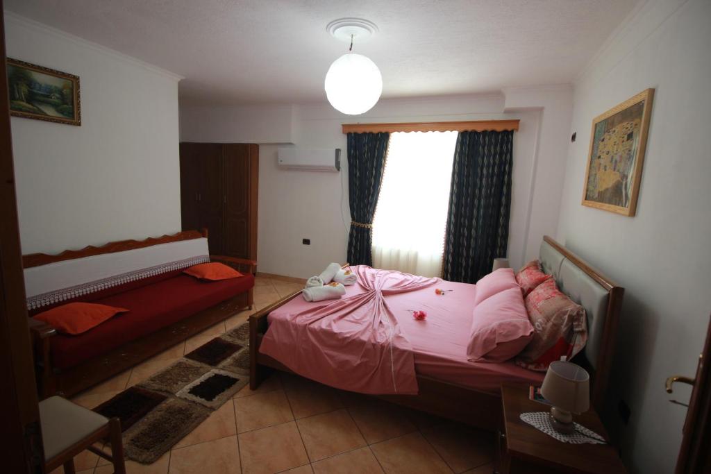 Postel nebo postele na pokoji v ubytování Grandma's Home