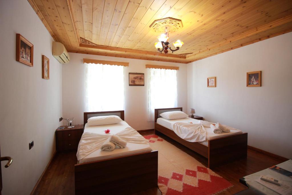Postel nebo postele na pokoji v ubytování Grandma's Home