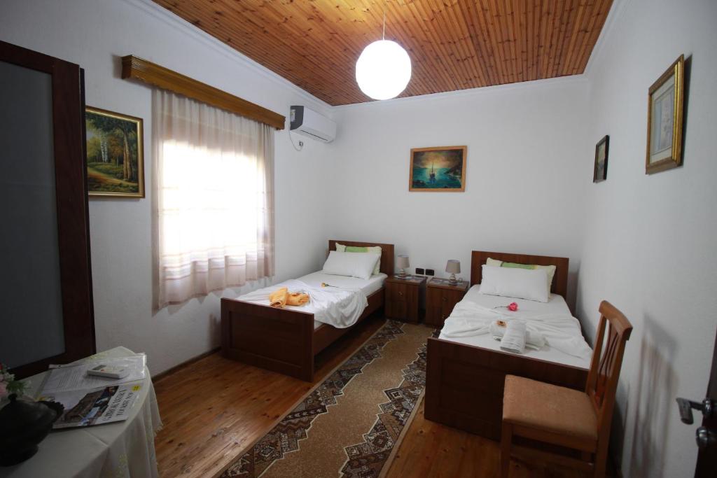 Postel nebo postele na pokoji v ubytování Grandma's Home