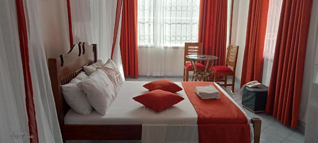 Postel nebo postele na pokoji v ubytování Hotel Windsor-Mombasa