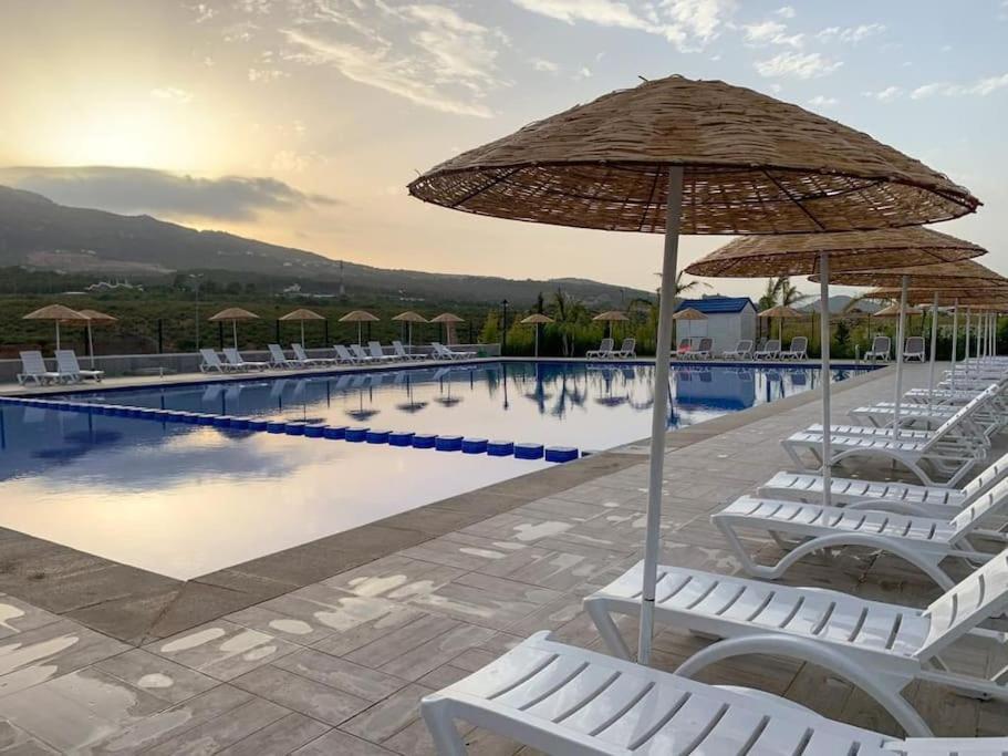 Bazén v ubytování Océanica Marina Smir "avec accès piscine et une grande véranda" nebo v jeho okolí