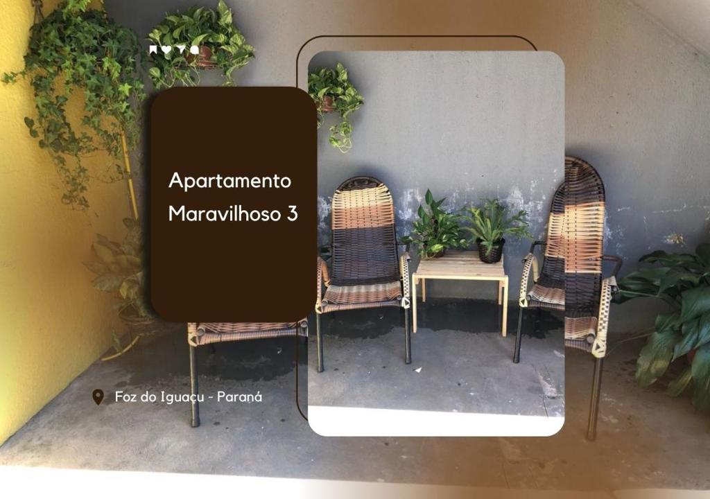 un groupe de chaises et une table avec des plantes dans l'établissement APARTAMENTO MARAVILHOSO 3, à Foz do Iguaçu