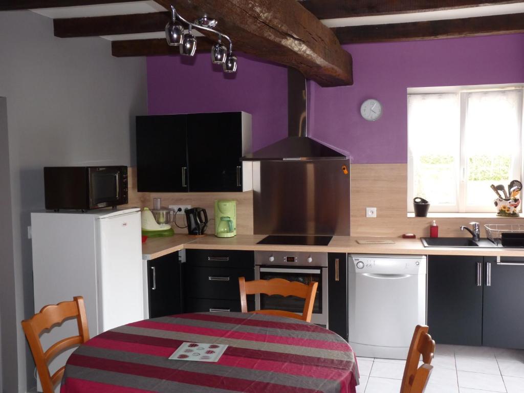 Kuchyň nebo kuchyňský kout v ubytování Gite de la Huberderie
