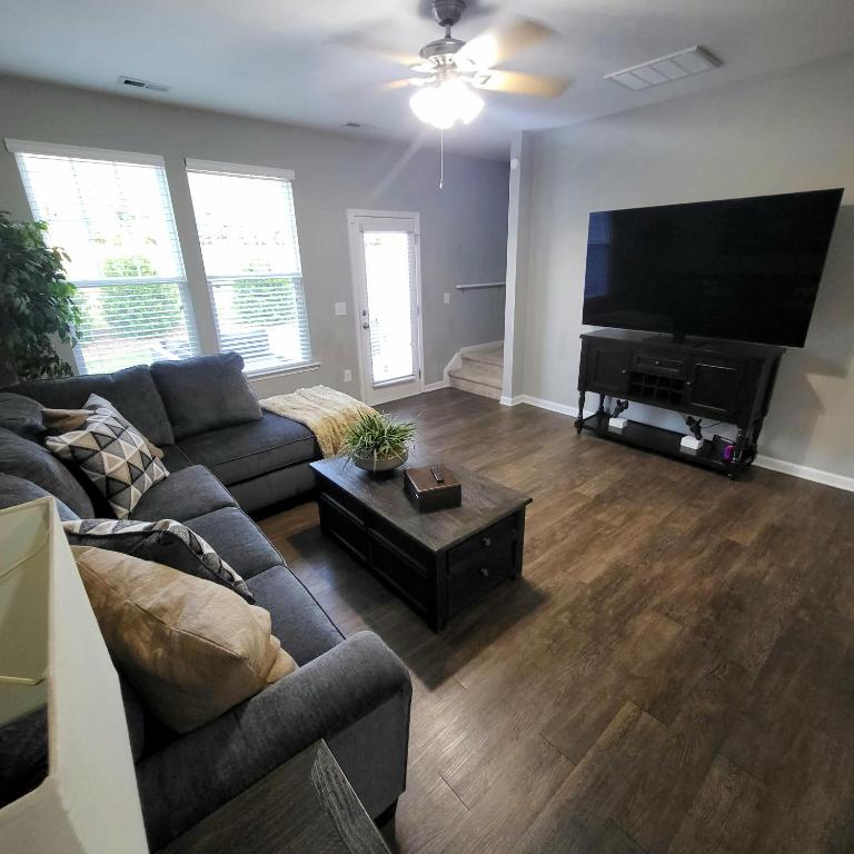 Mackintosh Townhome, Burlington (updated prices 2024)