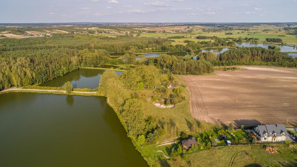 una vista aerea di una casa su un'isola in un lago di Gospodarstwo Agroturystyczne Domek na Wzgórzu a Chmielnik