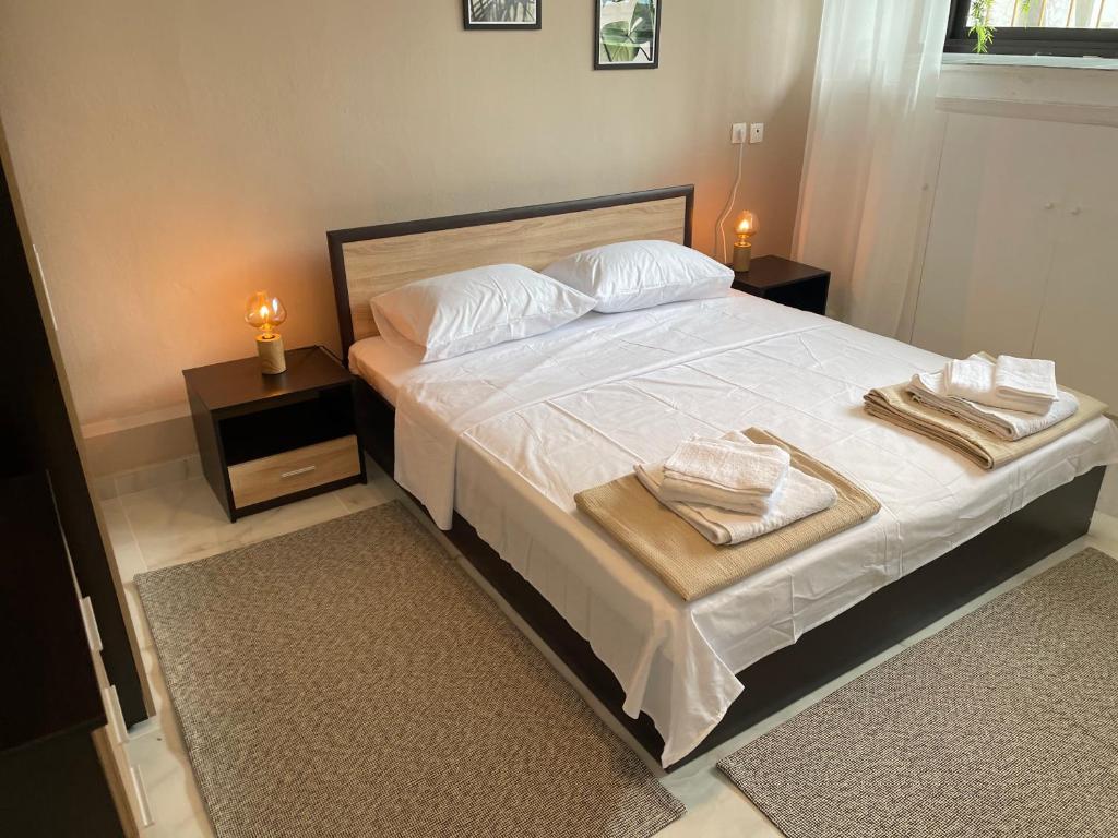 sypialnia z łóżkiem z dwoma ręcznikami w obiekcie Almond Apartment w Salonikach
