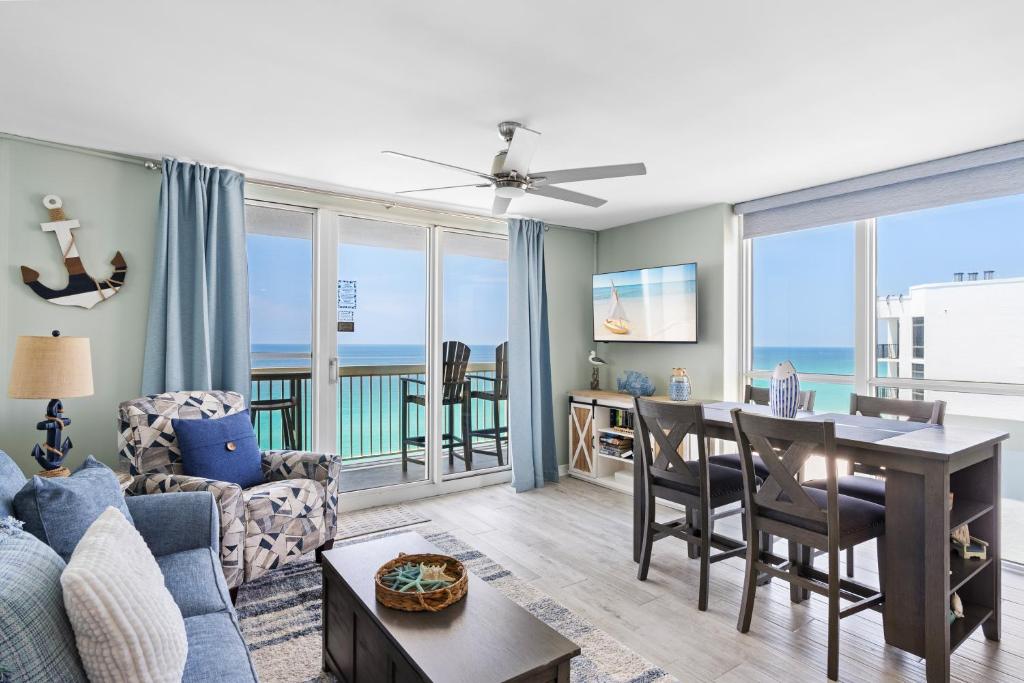 Posezení v ubytování Pelican Beach Resort 1511 by Newman-Dailey