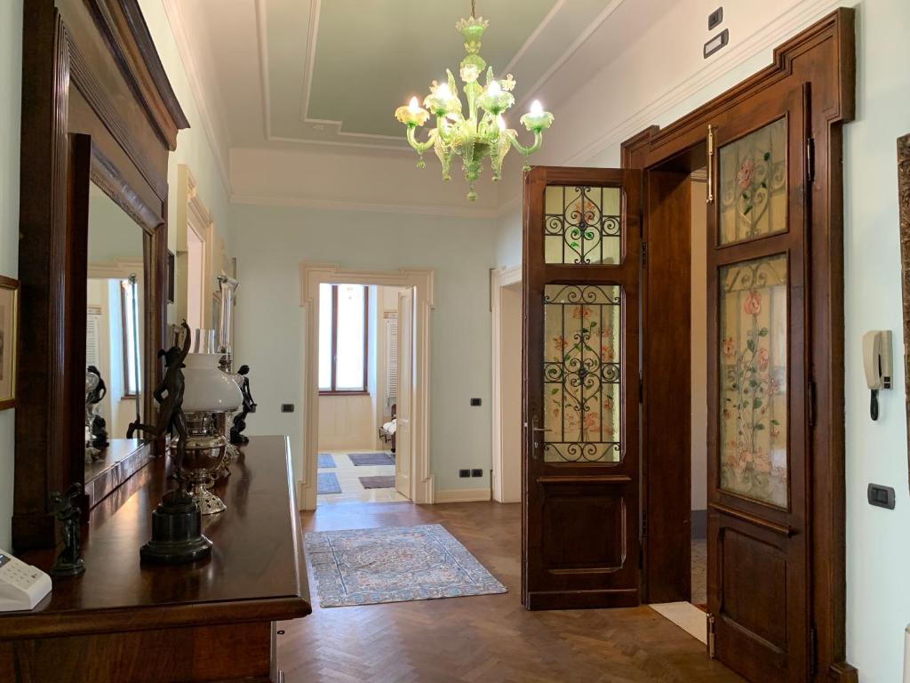 a hallway with a door and a chandelier at Residenza Porta Brescia in Peschiera del Garda