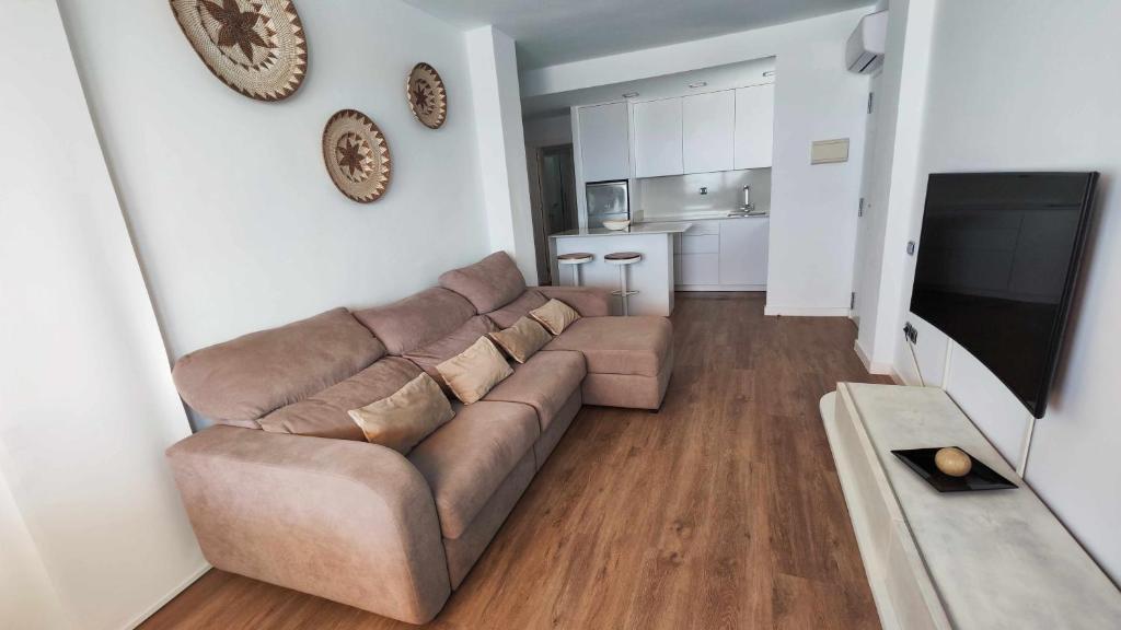 Televízia a/alebo spoločenská miestnosť v ubytovaní Tarifa Oceanview Tu refugio con la puesta de sol