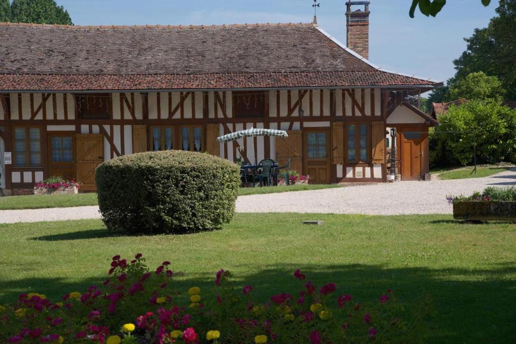 una casa grande con un seto delante de ella en Les rosiers, en Onjon
