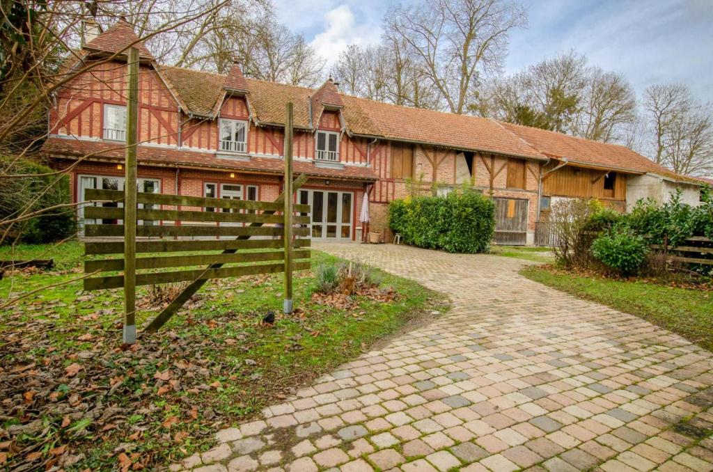 ein großes Haus mit einem Zaun davor in der Unterkunft La ferme du chateau in Méry-sur-Seine