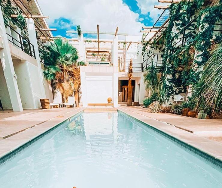 uma piscina no meio de um edifício em Villa Vista Guesthouse, Windhoek, Namibia em Windhoek