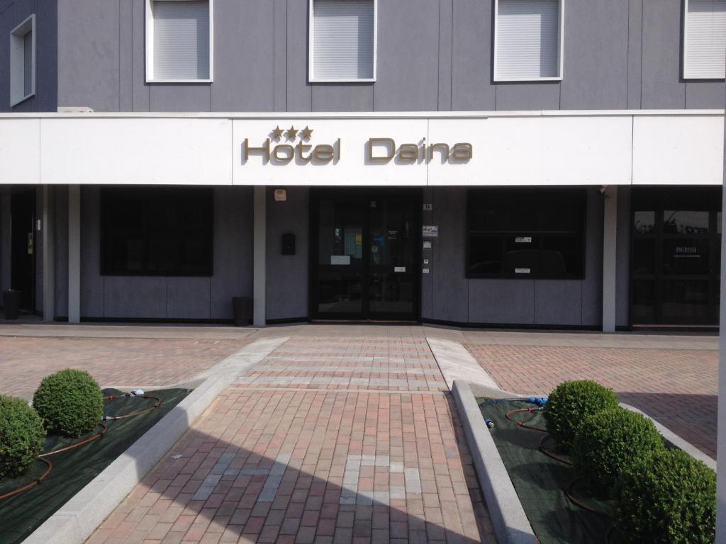 a building with a sign that reads hotel dmg at Hotel Daina in Dalmine