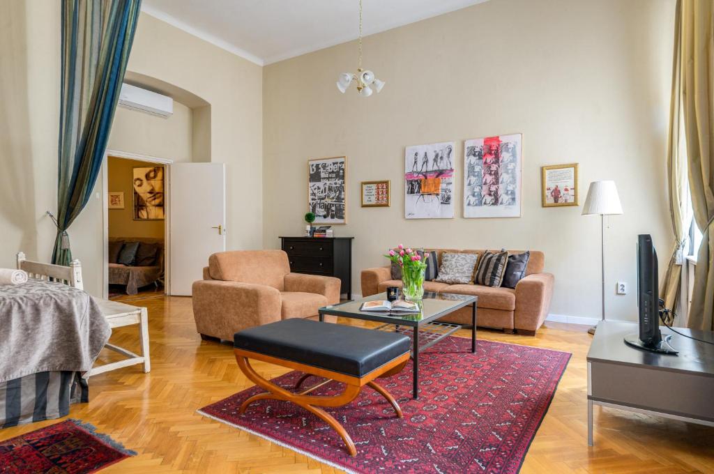 Posedenie v ubytovaní Super Chic Suite with a Private Balcony