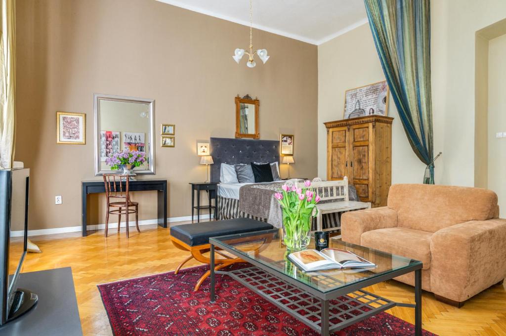 Posedenie v ubytovaní Super Chic Suite with a Private Balcony