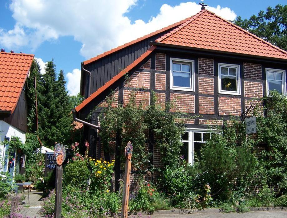 una casa de ladrillo con techo rojo en Atelier am Markt en Hermannsburg