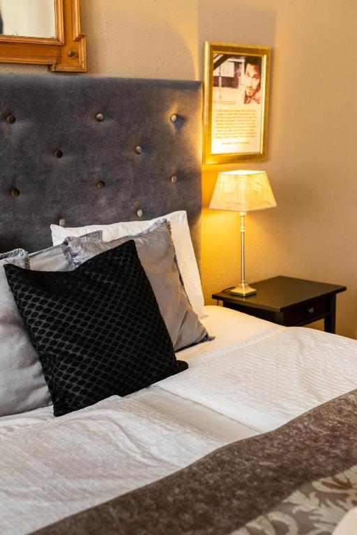 Posteľ alebo postele v izbe v ubytovaní Super Chic Suite with a Private Balcony