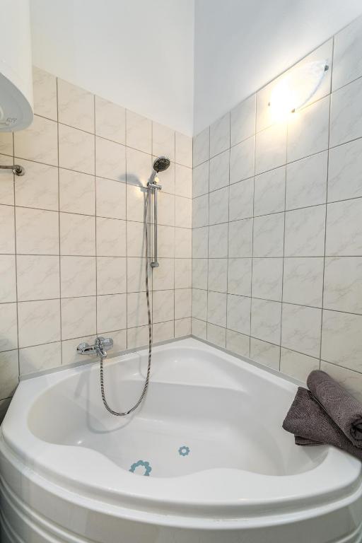 Kúpeľňa v ubytovaní Super Chic Suite with a Private Balcony