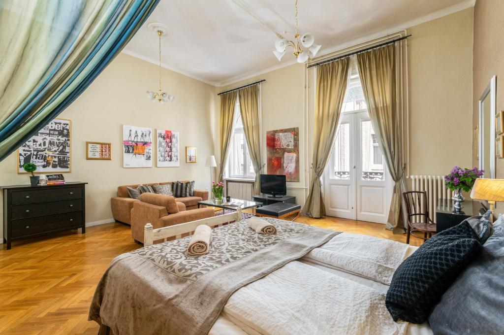 ブダペストにあるSUPER CHIC with Balconyのベッドルーム1室(ベッド1台付)、リビングルームが備わります。