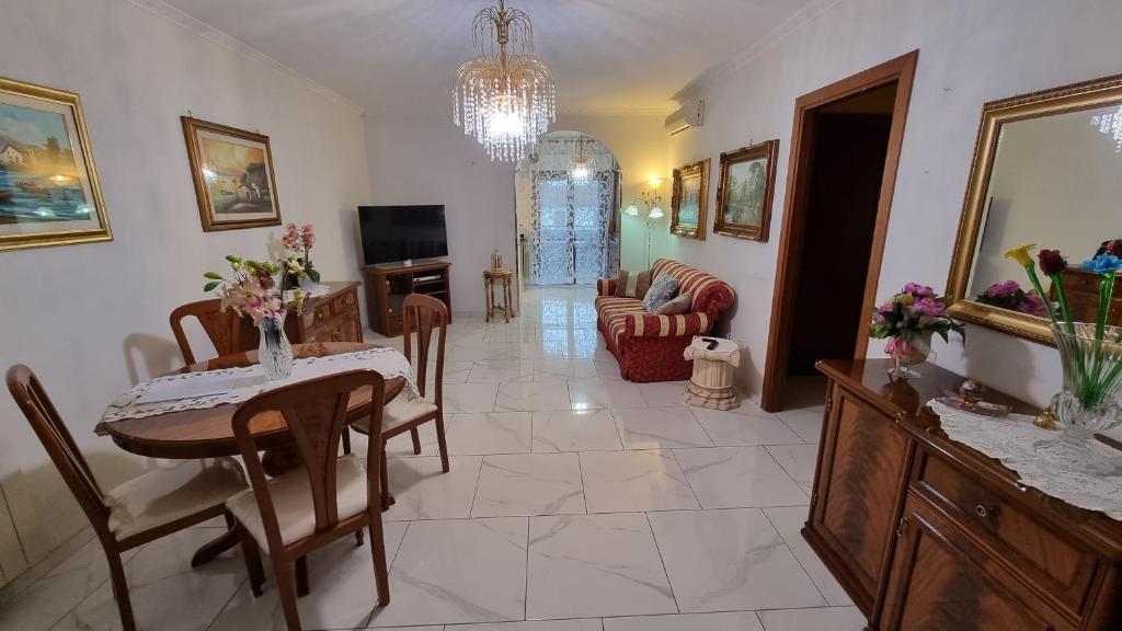 sala de estar con mesa y sillas y comedor en Casina Della Nonna appartamento esclusivo con Parcheggio e Terrazza, en Lariano