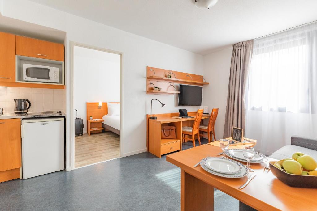 Kuchyň nebo kuchyňský kout v ubytování Appart’City Confort Lyon Gerland