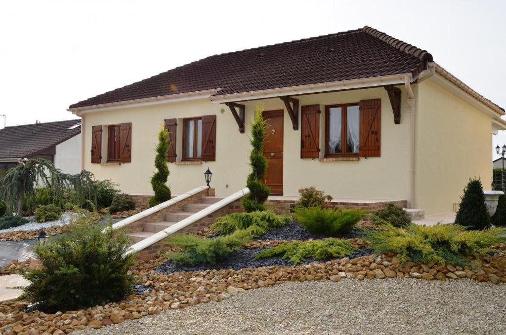a house with a garden in front of it at Aux traits d'union in Maizières-la-Grande-Paroisse