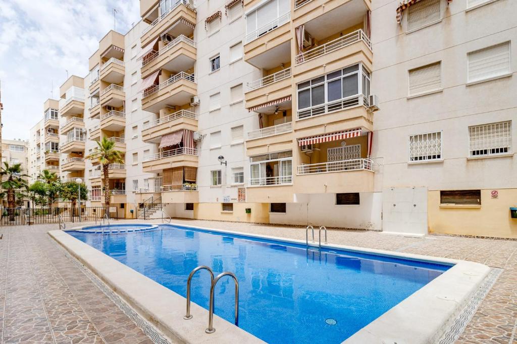 Apartamento con piscina cerca de la estacion de autobuses ...